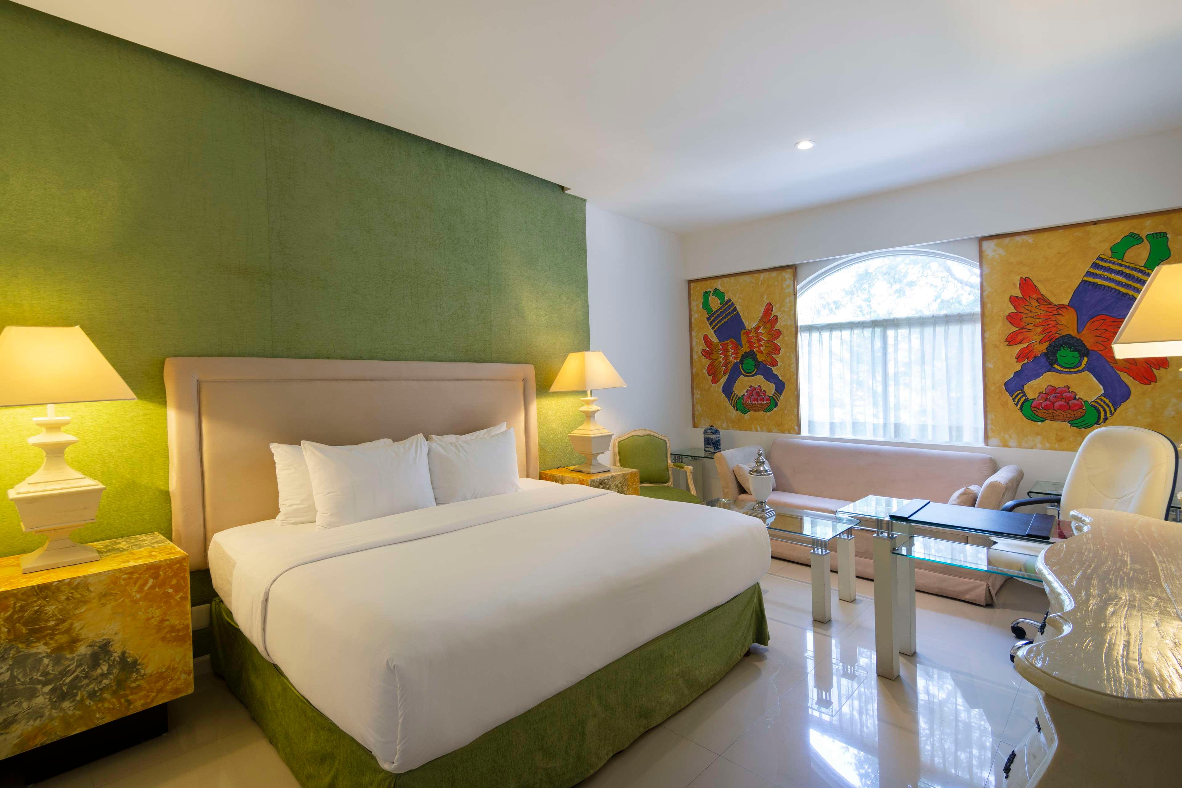 GUEST ROOM, DELUXE, KING BED