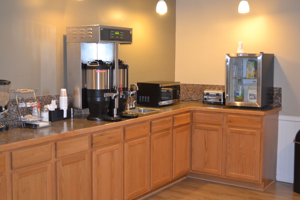 Sky Lodge Inn Suites 29/34