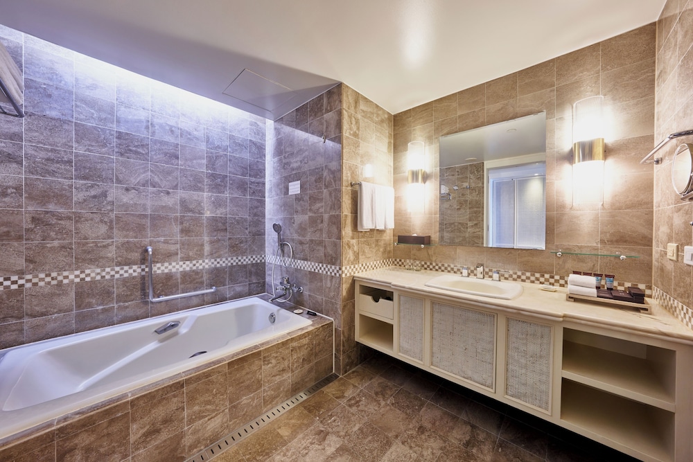 Bread Barbershop, Pool Side, Club Lounge Access، Lotte Hotel Guam 6/8