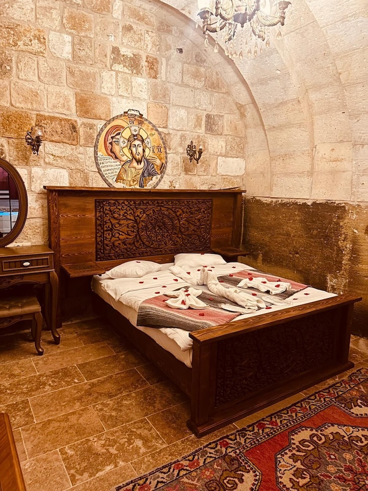 Lavinia Cappadocia Cave 11/50