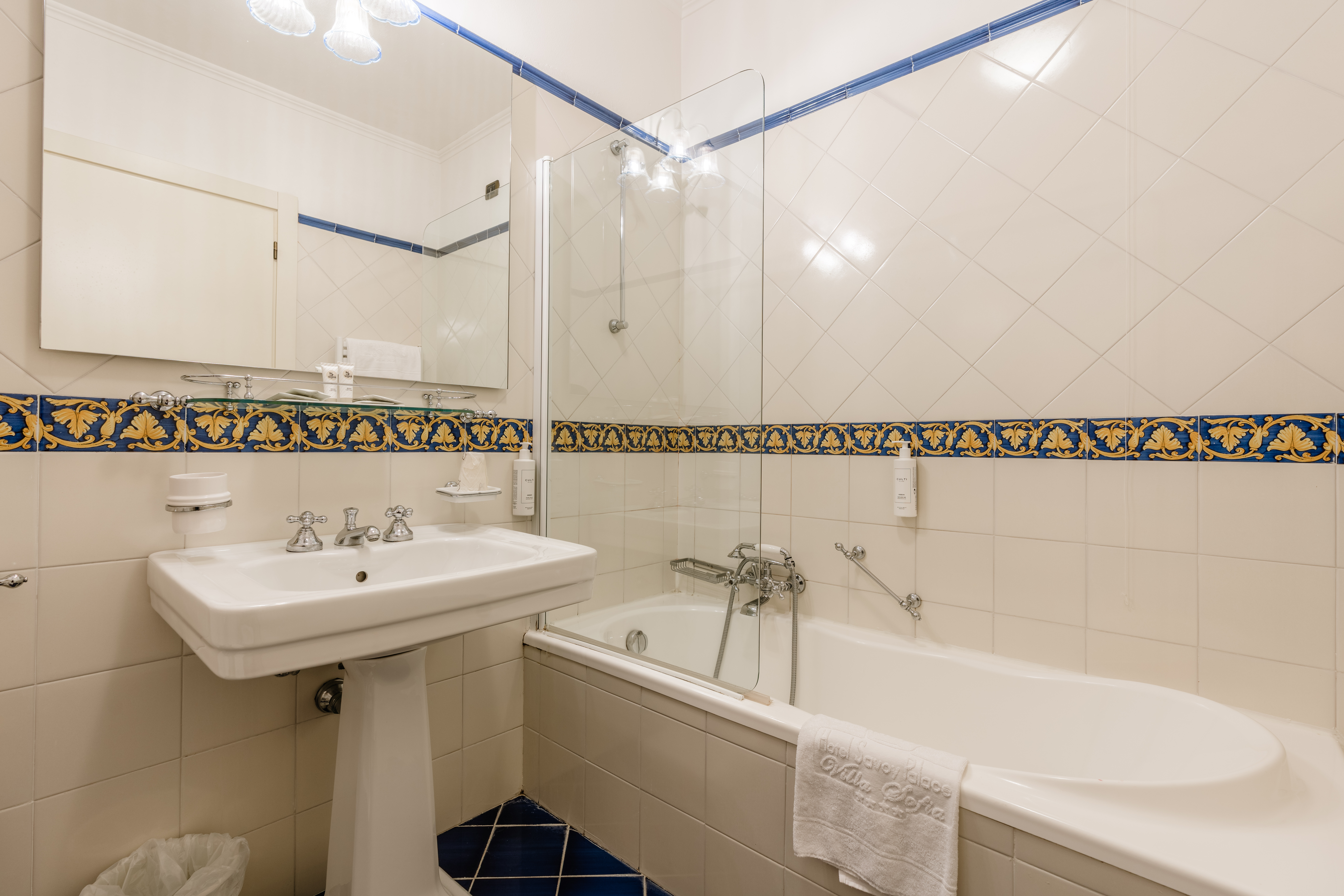 غرفة ديلوكس بسرير مزدوج بإطلالة على البحيرة بشرفة مع سرير إضافي، Hotel Savoy Palace 7/8