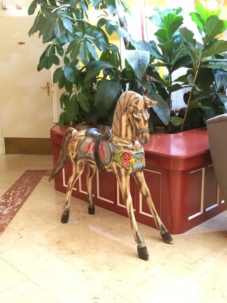 Rho Hotel 8/50