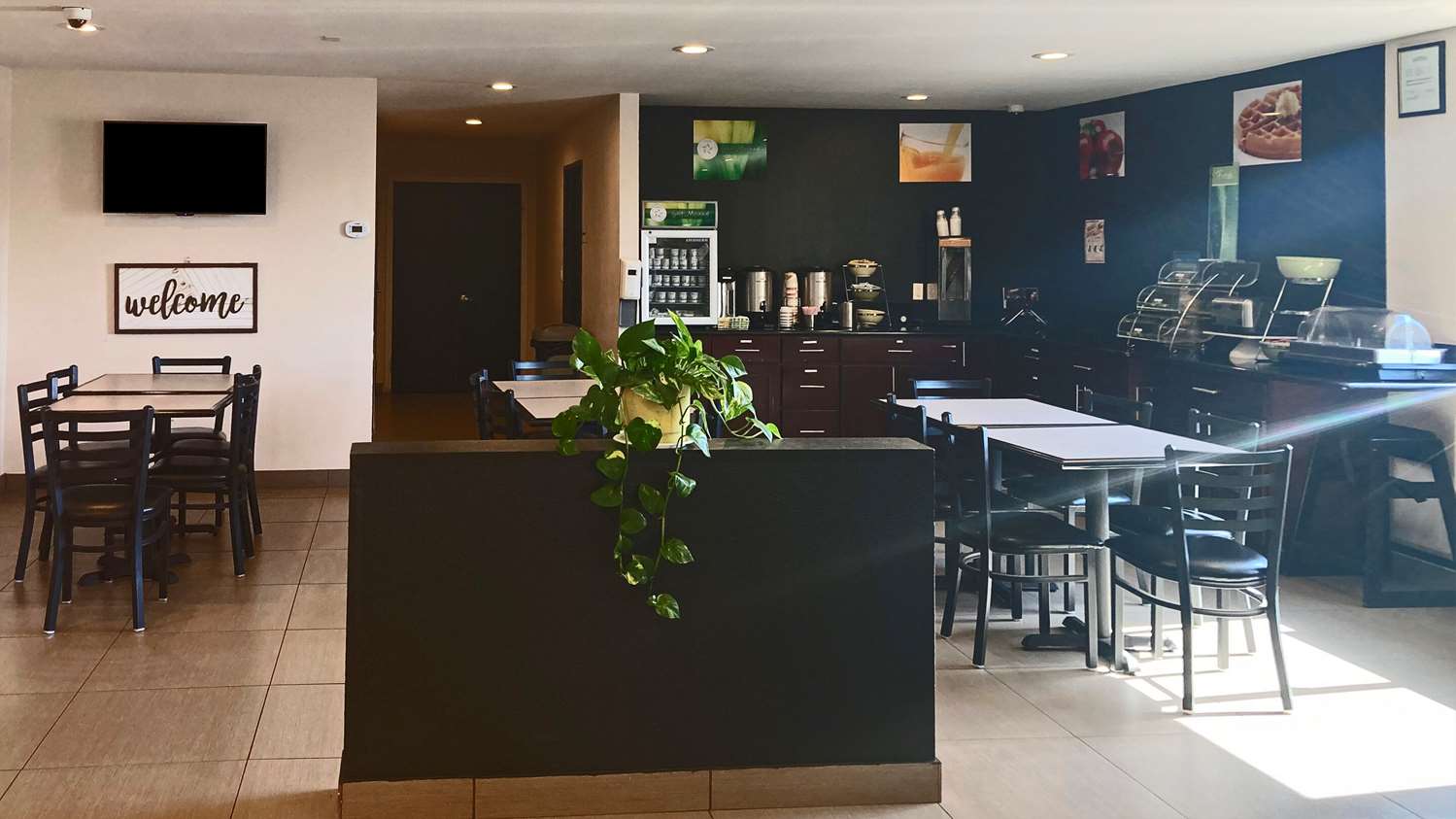Quality Inn & Suites near Downtown Bakersfield 26/31