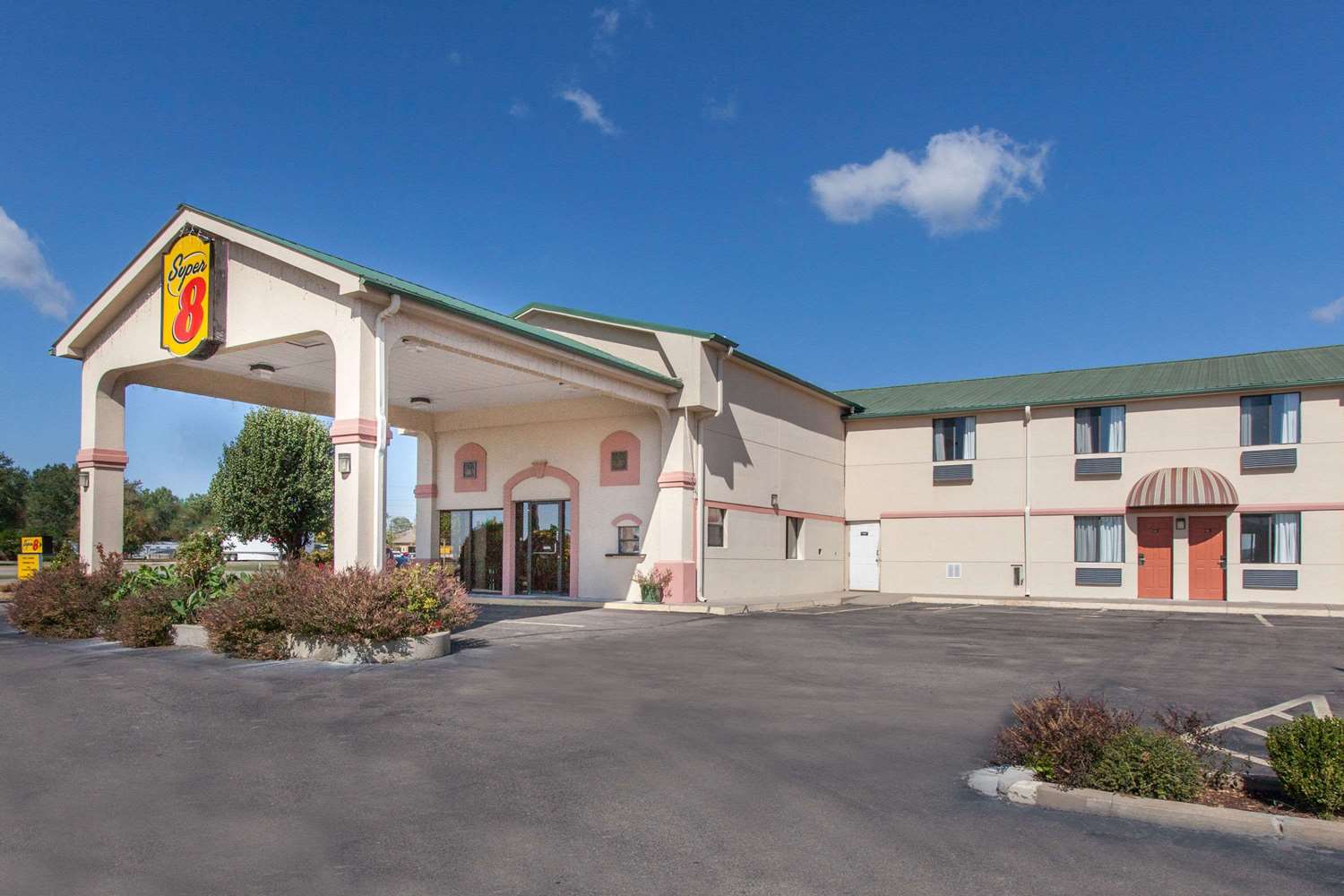 Super 8 by Wyndham Sallisaw 14/15
