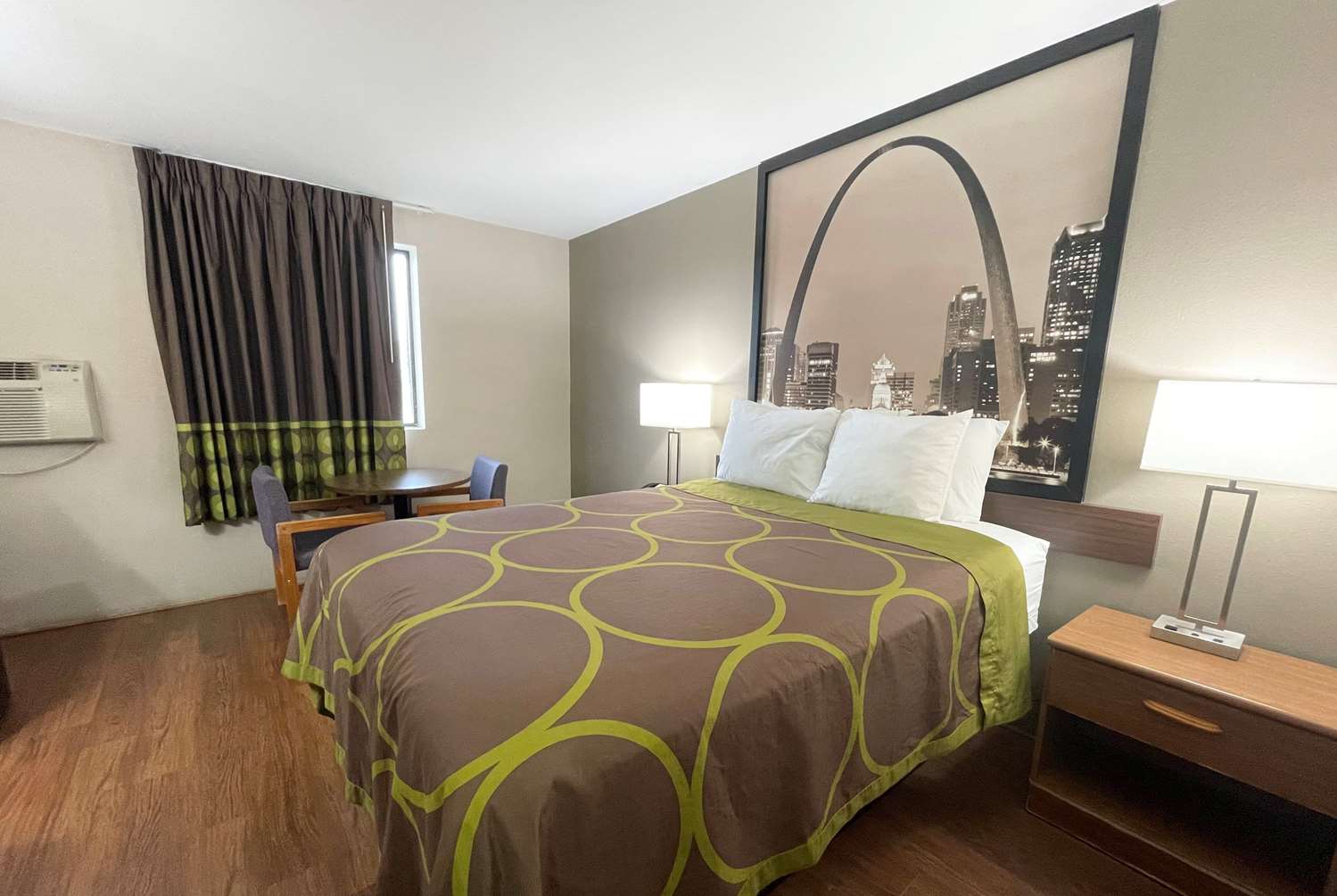 Super 8 by Wyndham Eureka/Six Flags Nearby 16/19