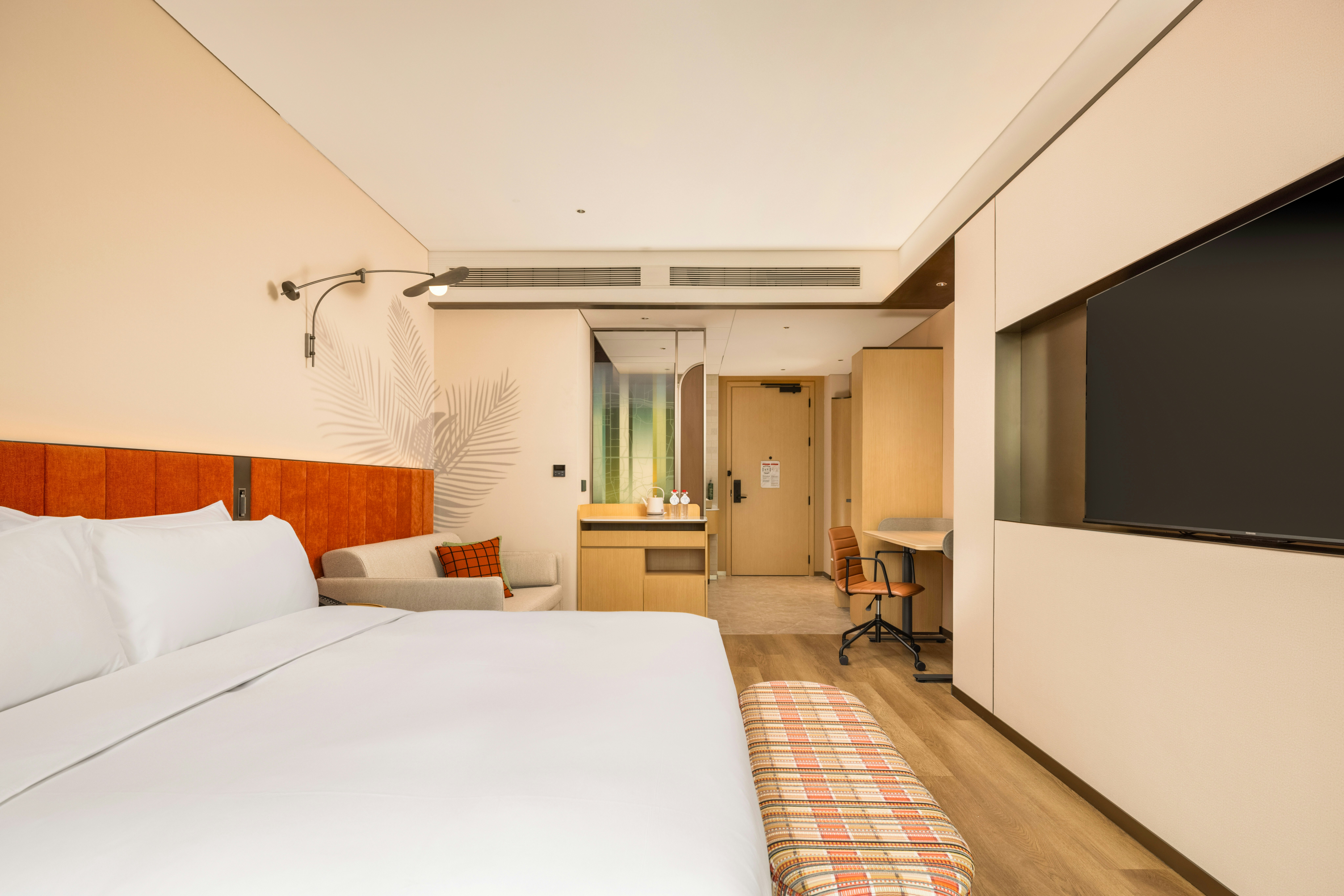 GUEST ROOM, KING BED, HIGH FLOOR