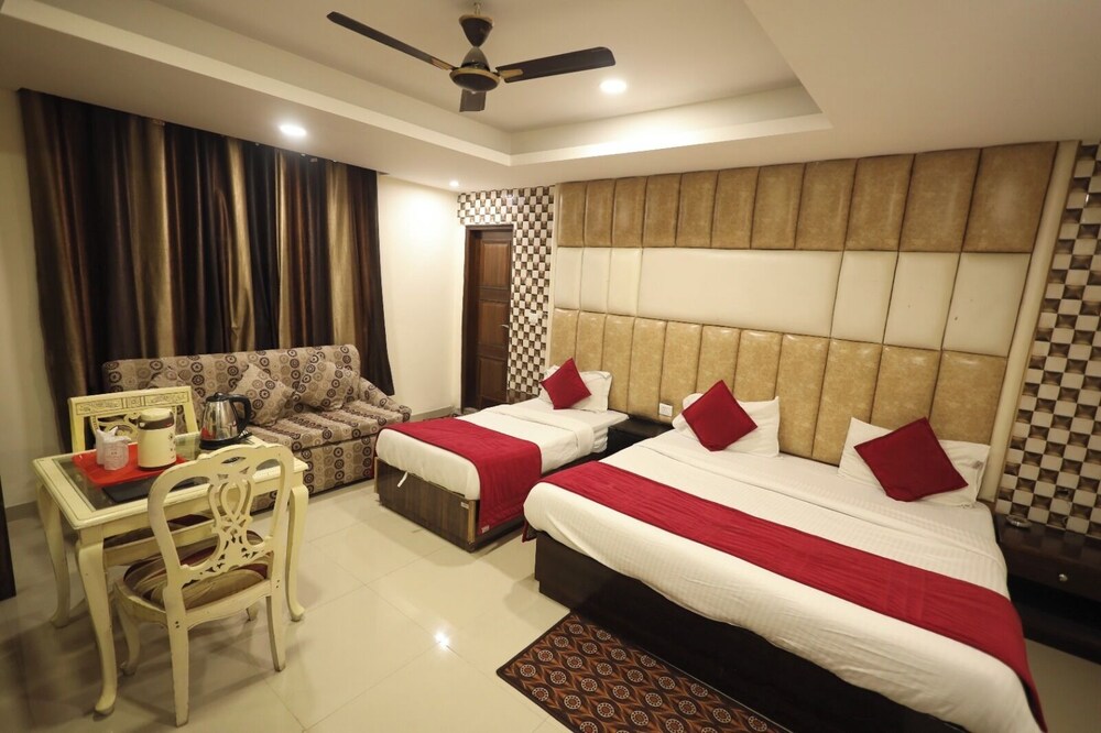 Hotel The Paramont Delhi 8/50