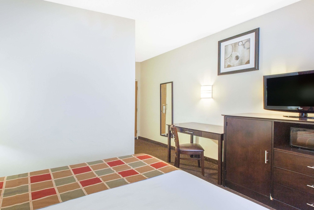 Travelodge by Wyndham Romulus Detroit Airport 9/23