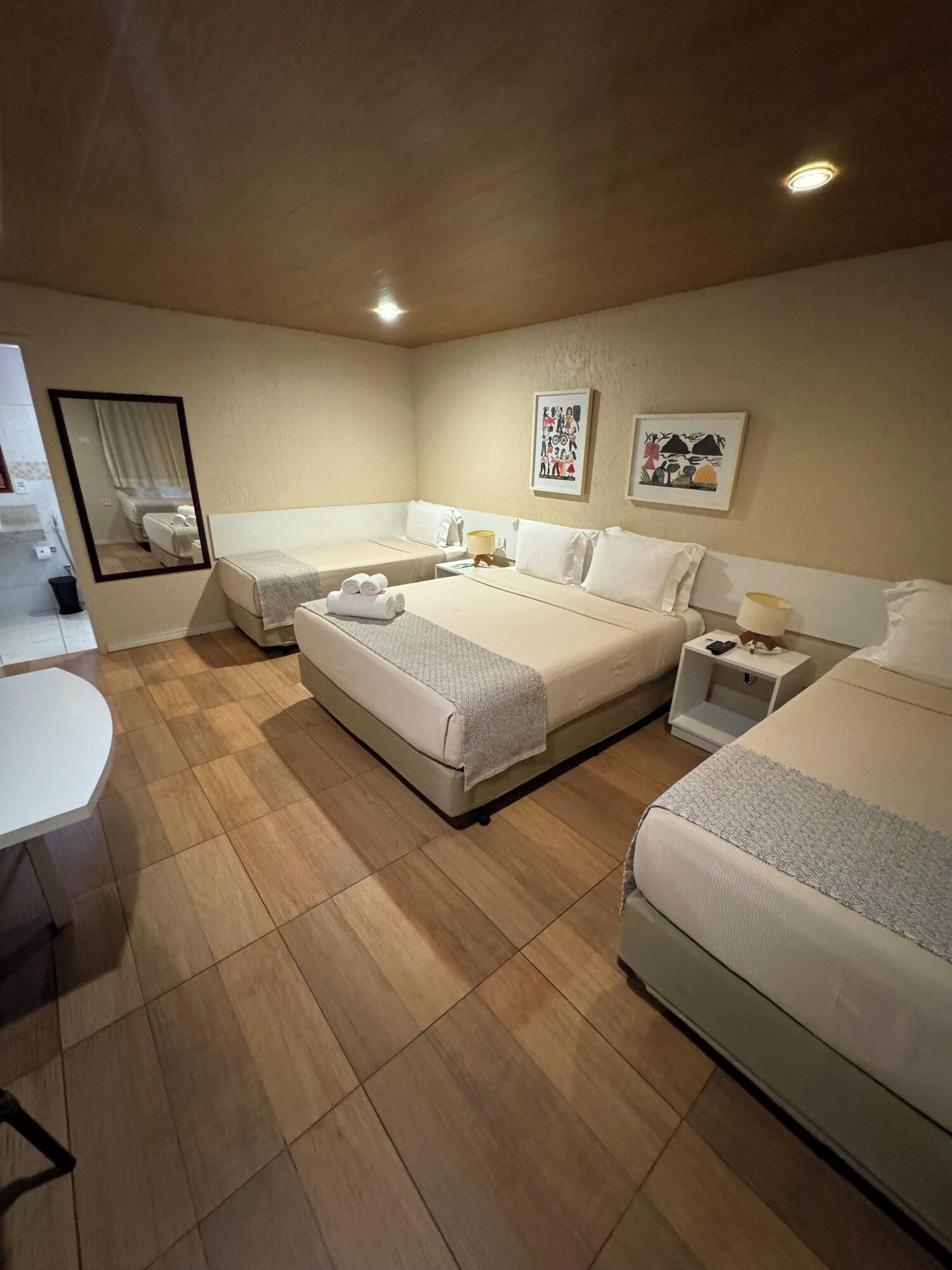 ROOM, QUADRUPLE, MULTIPLE BEDS