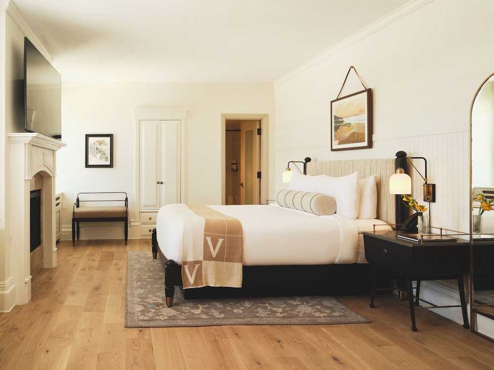 Rose Cliff, Junior Suite, King Bed, Sofa, Accessible، Viking Hotel 2/4