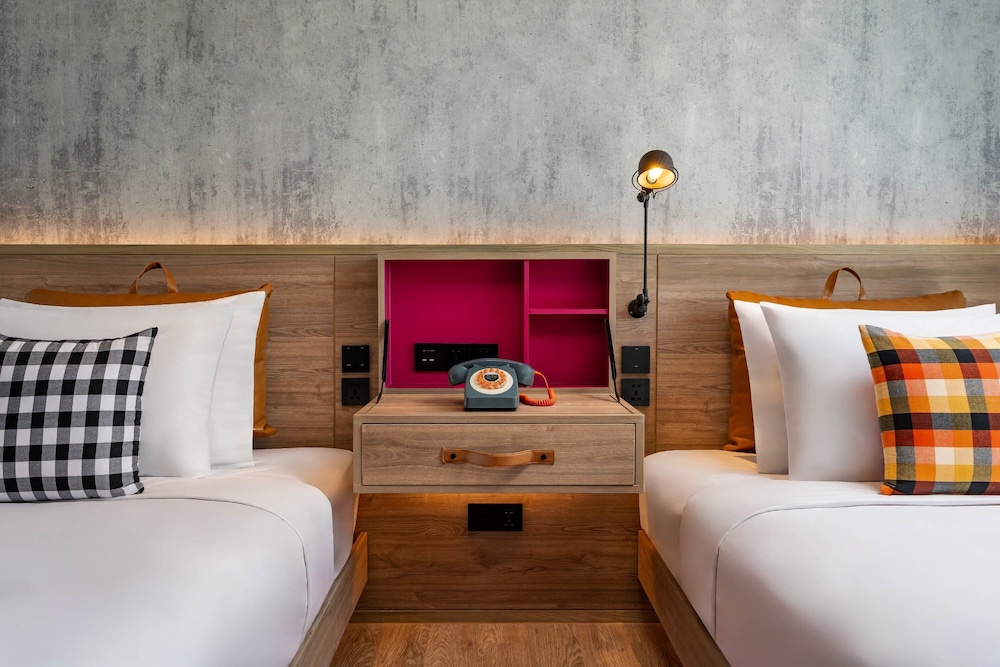 Moxy, Twin Beds, Skyline View, High Floor