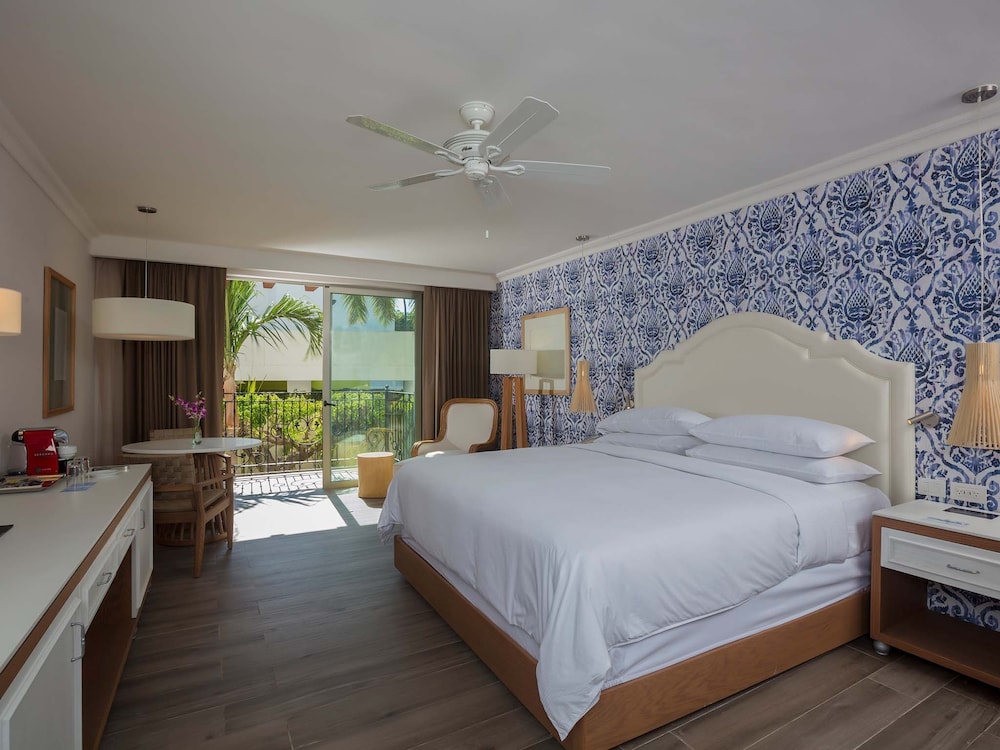 HACIENDA, JUNIOR SUITE, KING BED