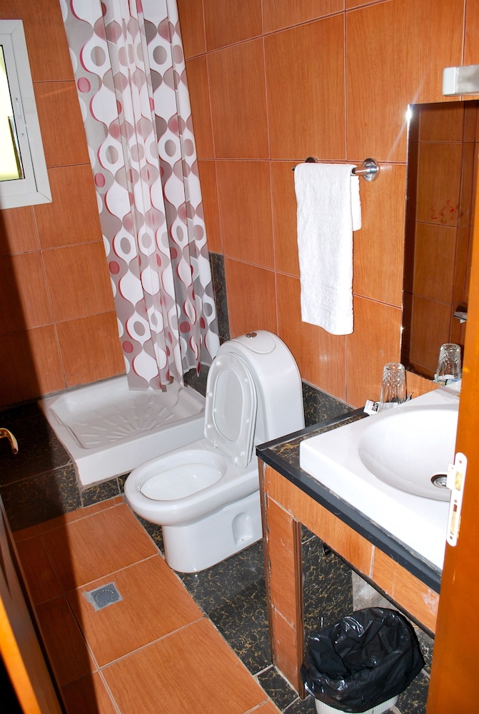YaahoT Hotel 50/50
