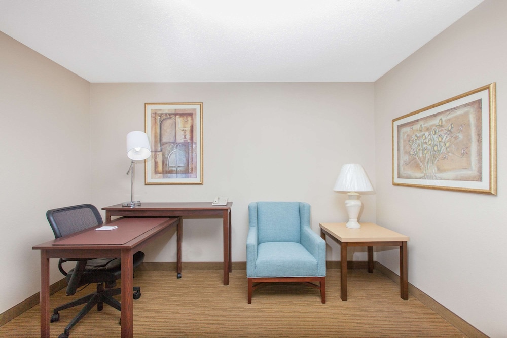 Hawthorn Suites By Wyndham Midwest City Tinker Afb 35/45