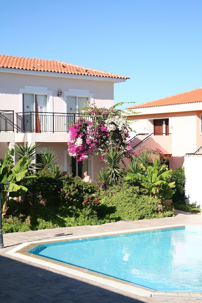 Akamanthea Holiday Village in POLIS