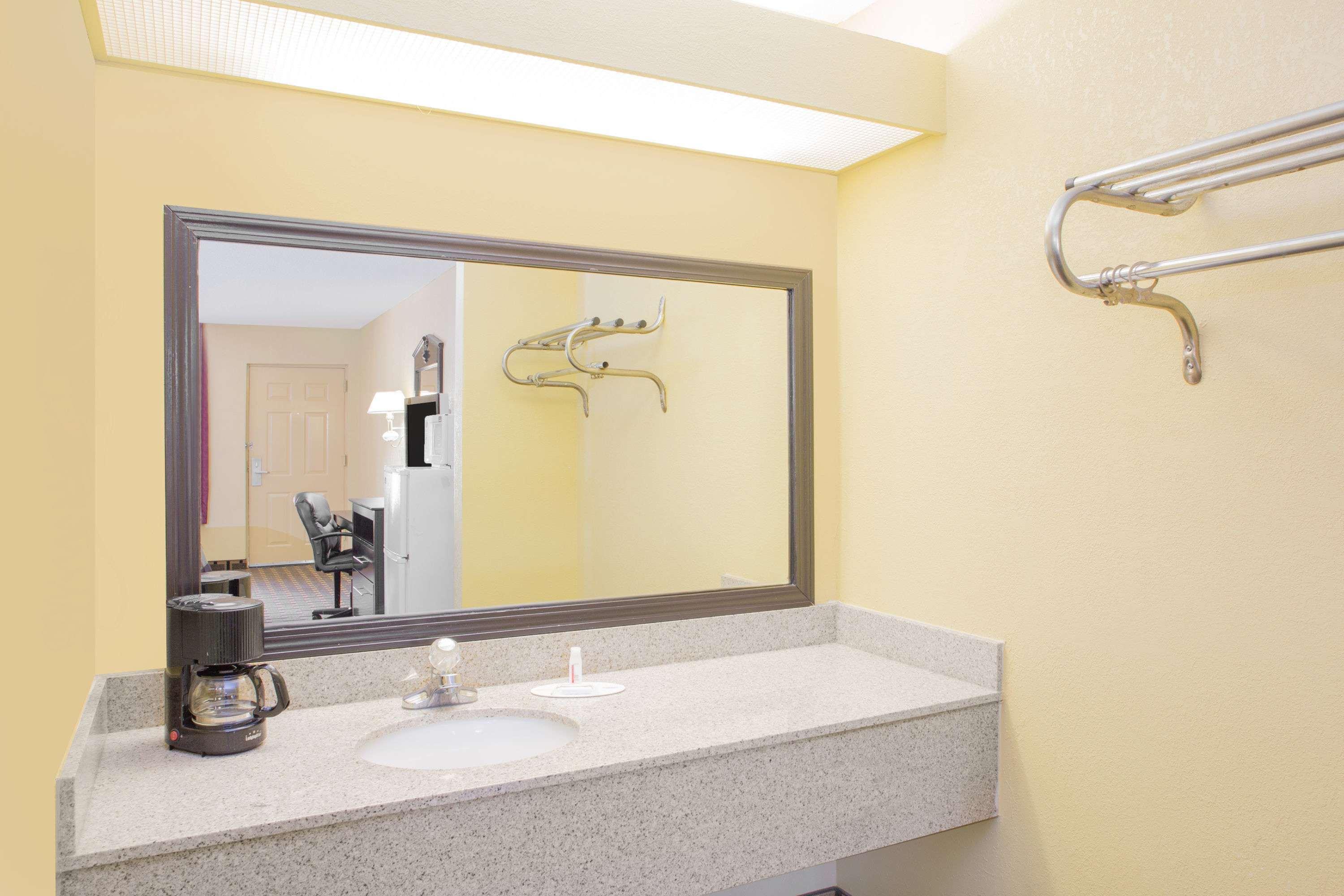 Days Inn By Wyndham Andalusia 20/20