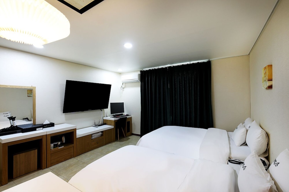 White Tourist Hotel 6/24