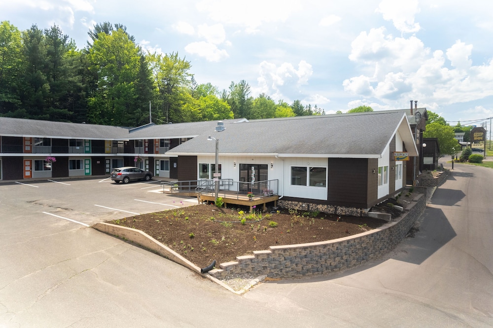 Cedar Motor Inn 51/56