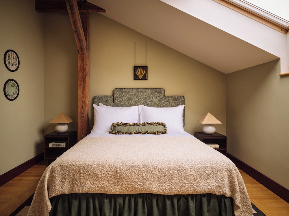 Sir, Supreme, King Bed