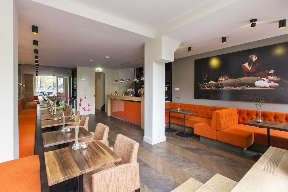 Amsterdam Canal Hotel 11/68