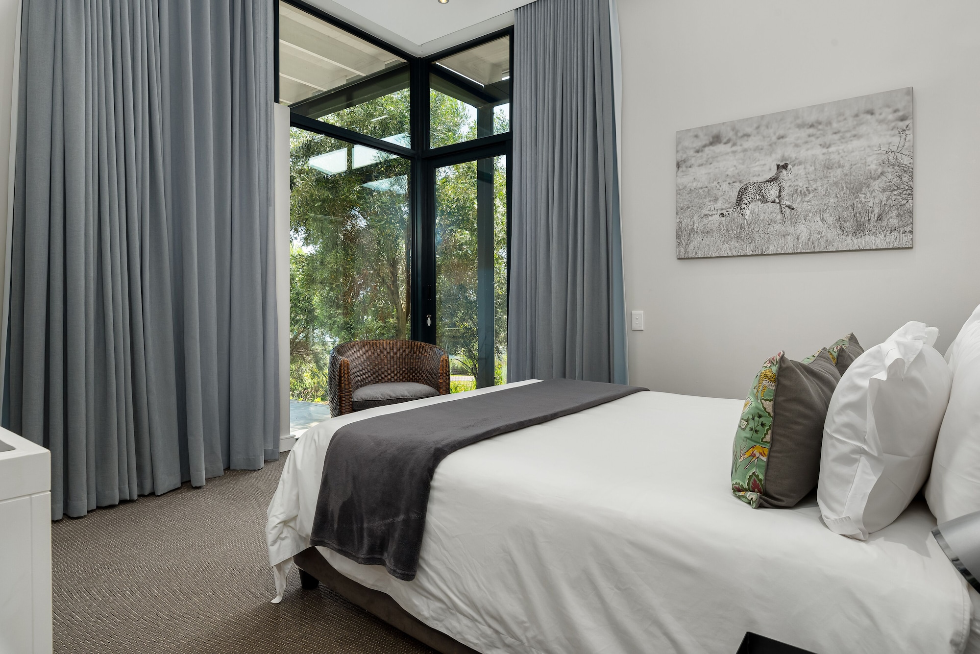 شقة فاخرة بسرير كوين بإطلالة على الجبل بغرفة نوم واحدة بمطبخ صغير