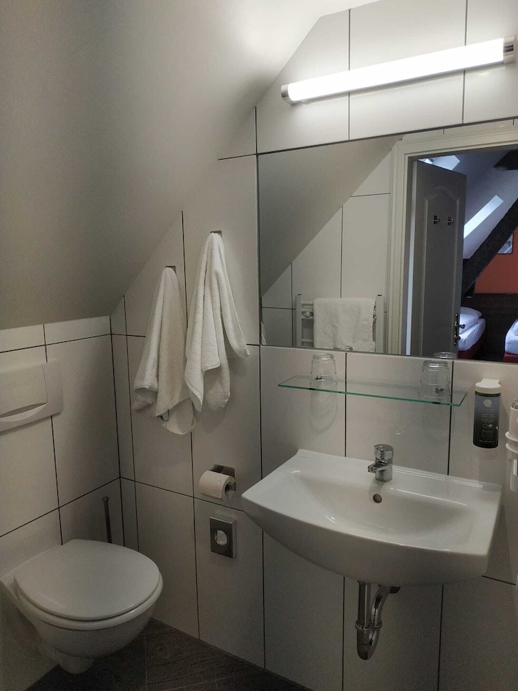 Compact, Double or Twin Bed, No Balcony 3/6