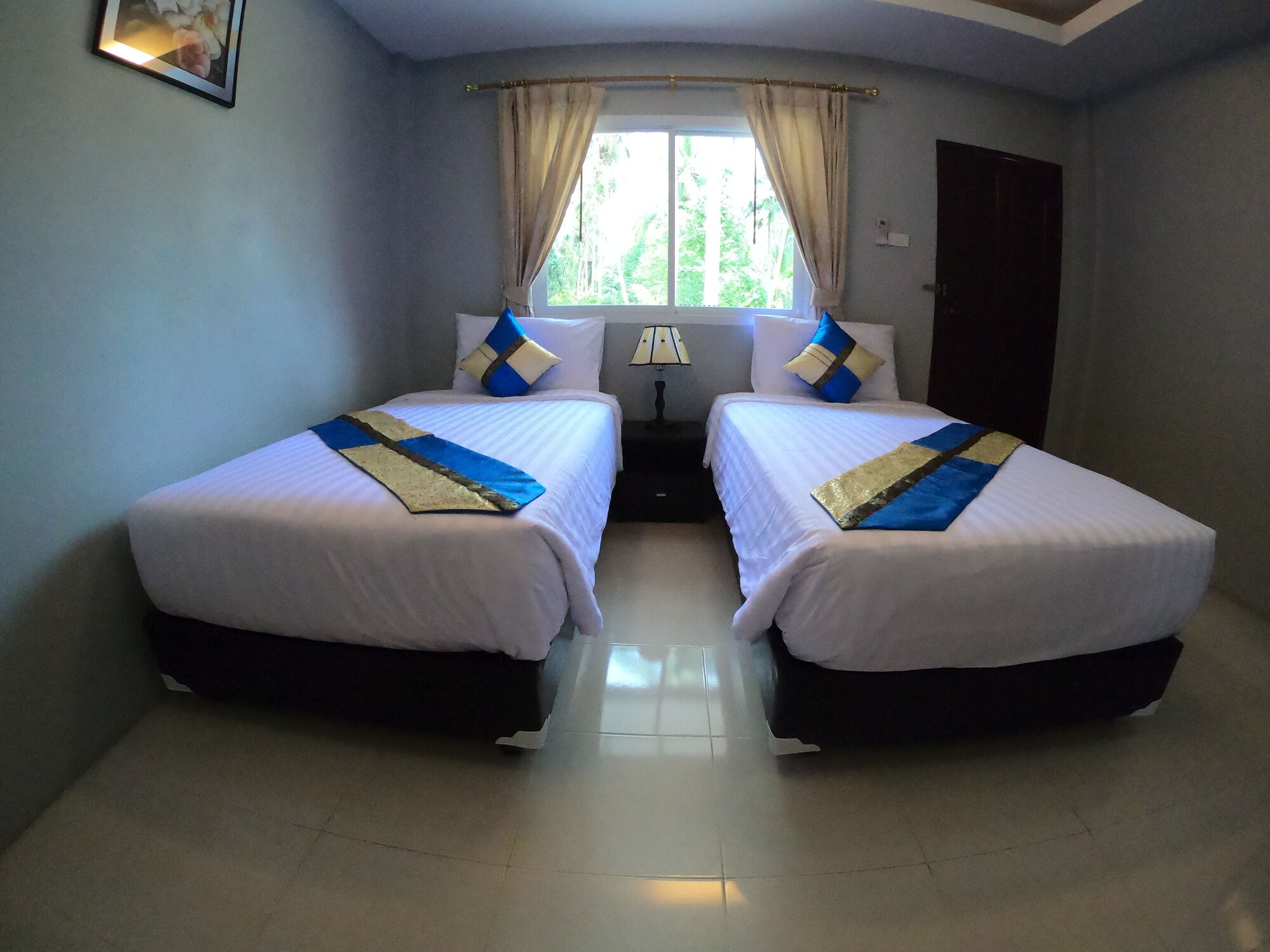 DELUXE, TWIN BEDS