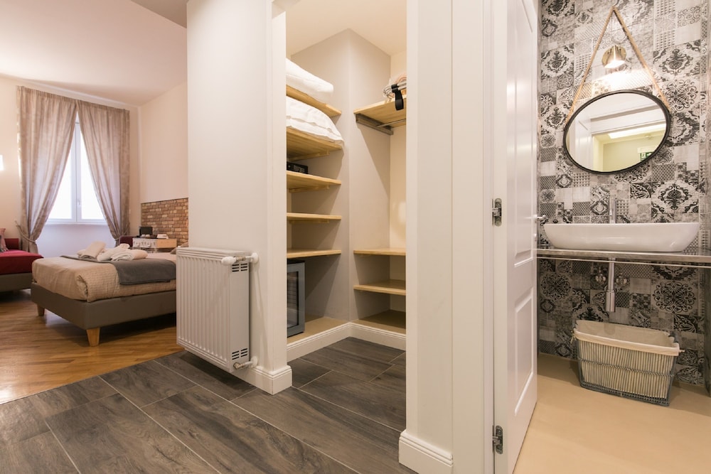 Trevi Contemporary Suite 41/42