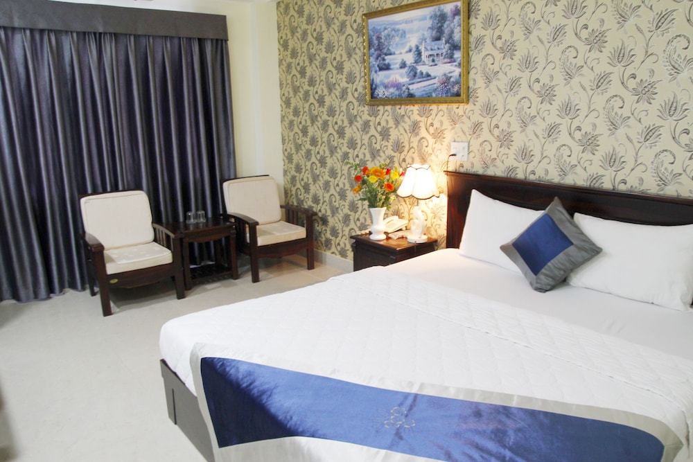 DELUXE, DOUBLE OR TWIN BED