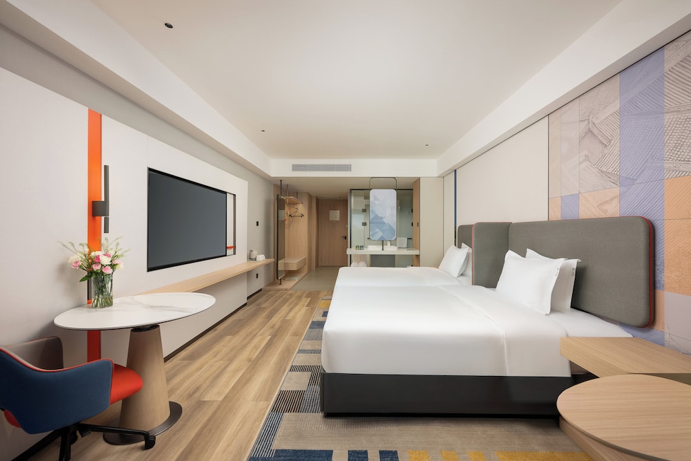 غرفة قياسية بسريرين مزدوجين لذوي الإعاقة