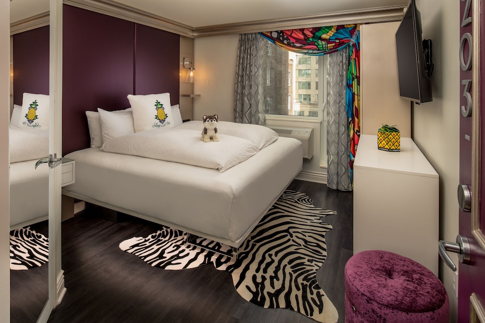CELEBRITY, KING BED