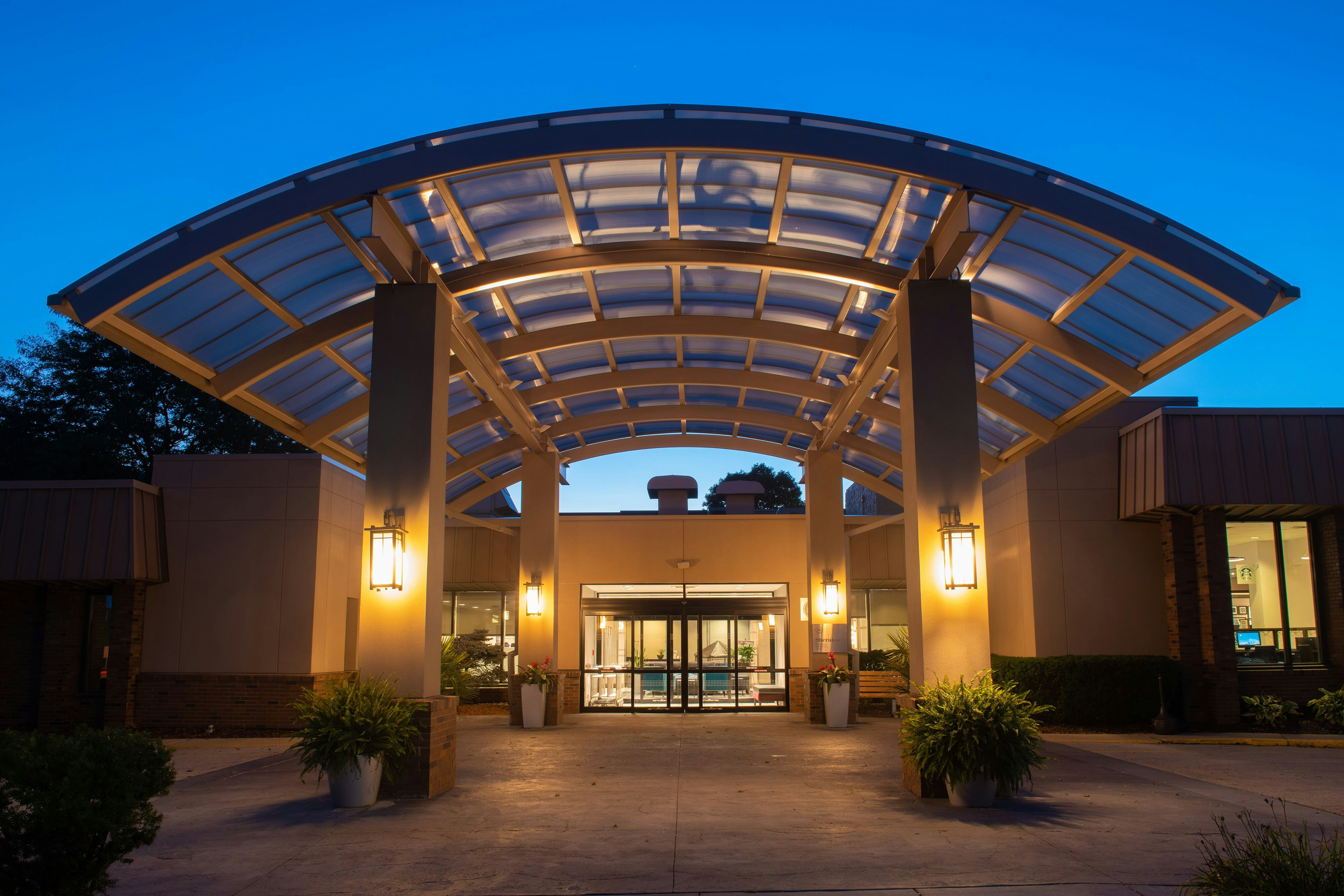 Sheraton Milwaukee Brookfield Hotel 1/4