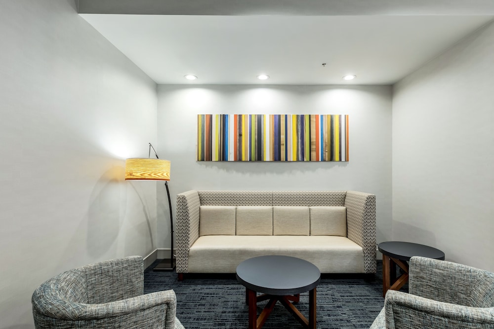 Holiday Inn Express Suites Jersey City North Hoboken 26/39