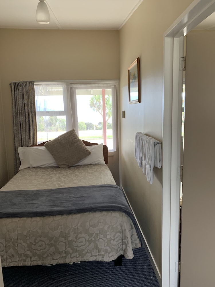 MANAPOURI LAKEVIEW MOTOR INN 21/69