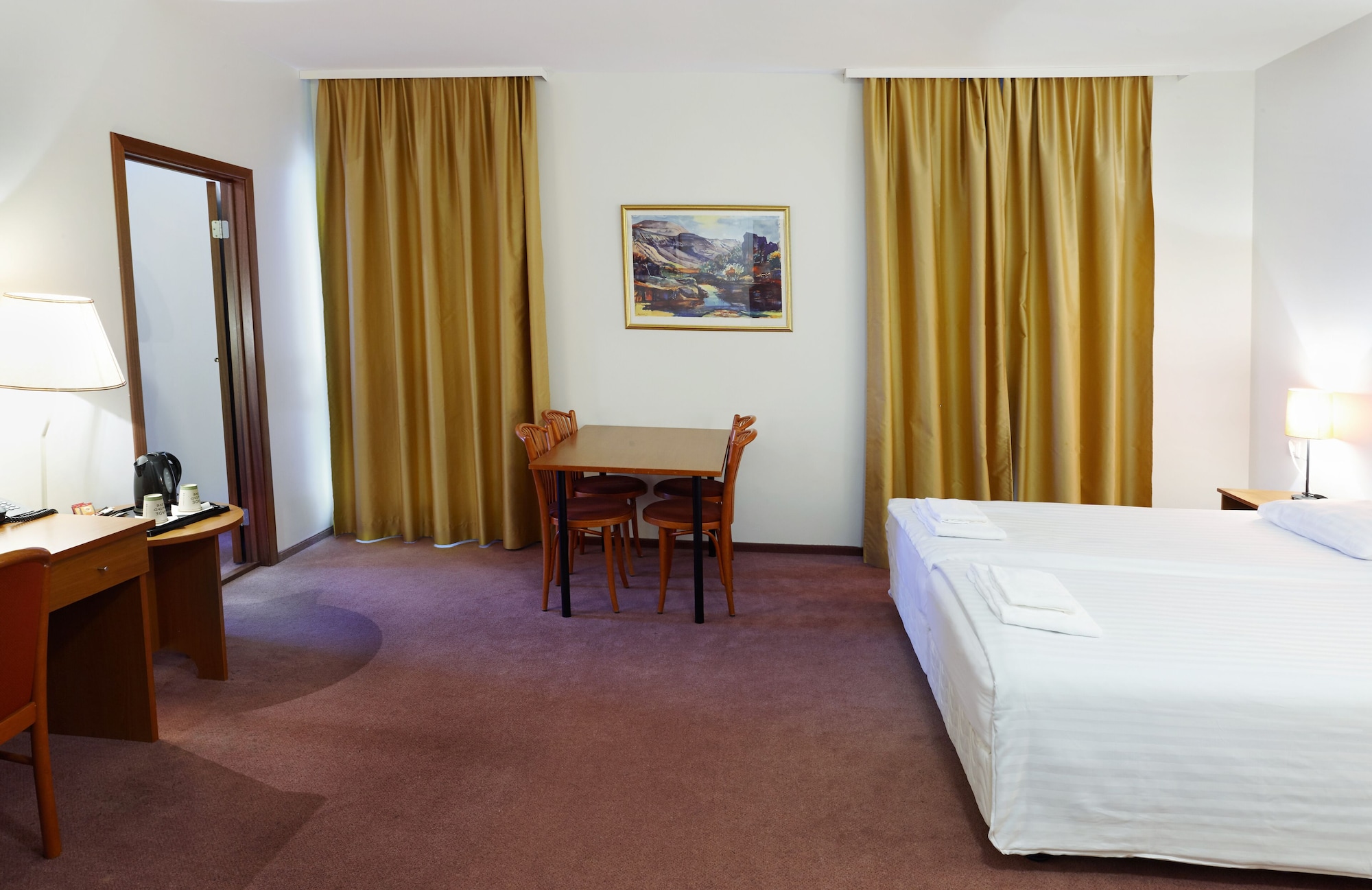 غرفة رباعية بسرير مزدوج وسريرين منفصلين، Fosshotel Baron 4/7