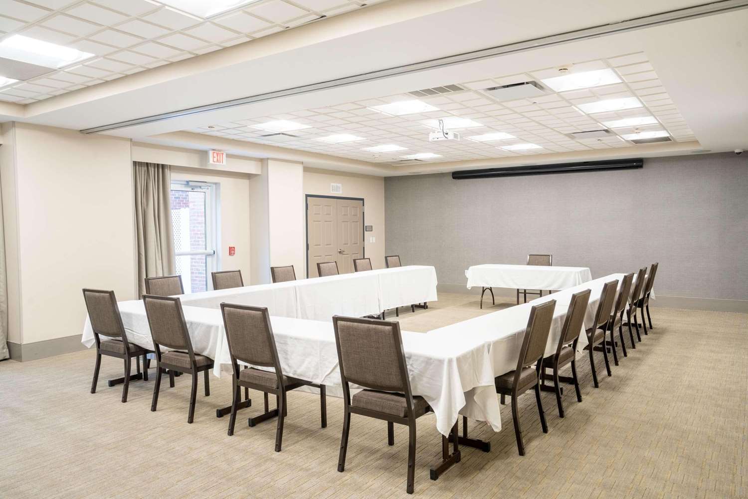 Country Inn and Suites by Radisson State College (Penn State Area), PA 27/28