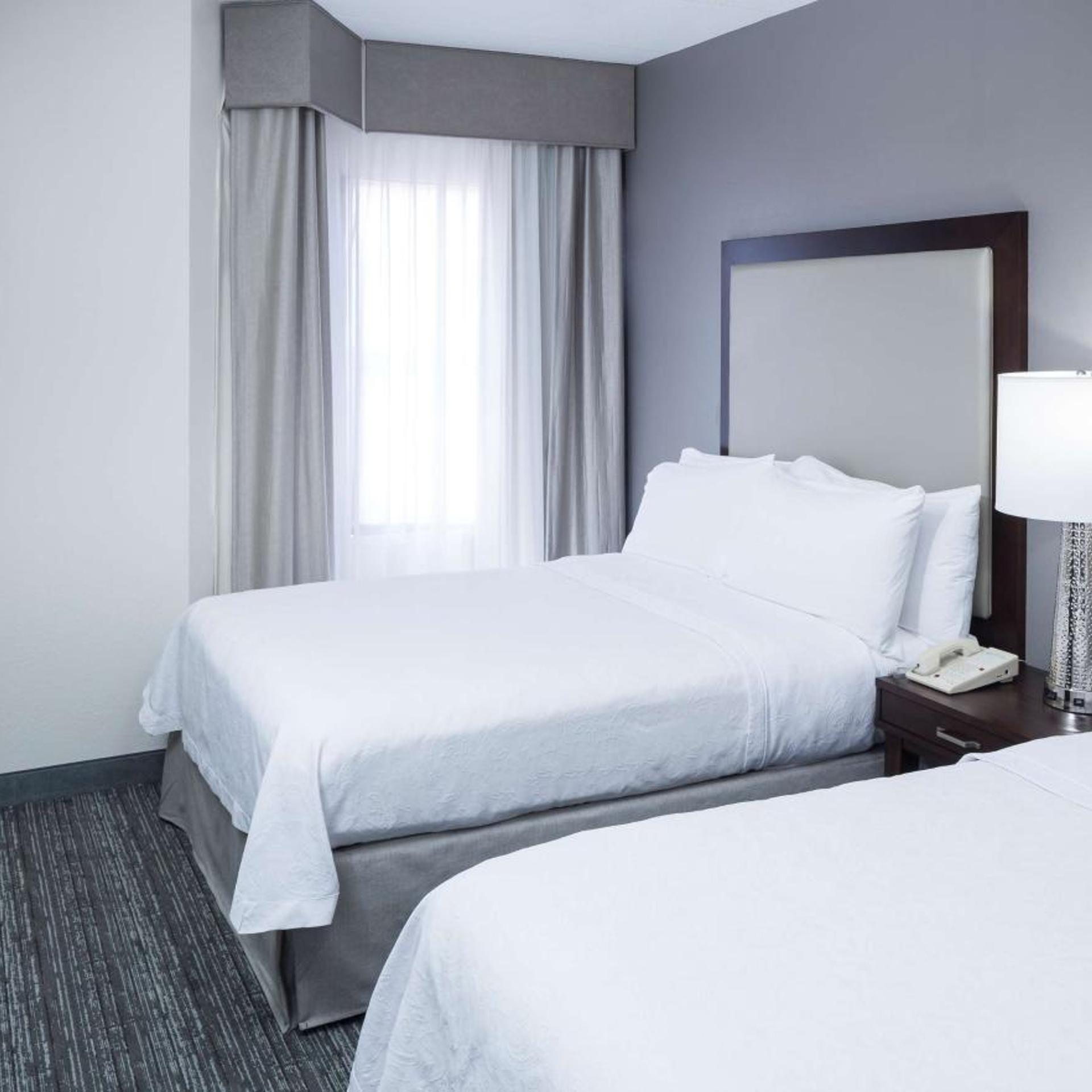 جناح بسريرين مزدوجين بغرفة نوم واحدة مع أريكة