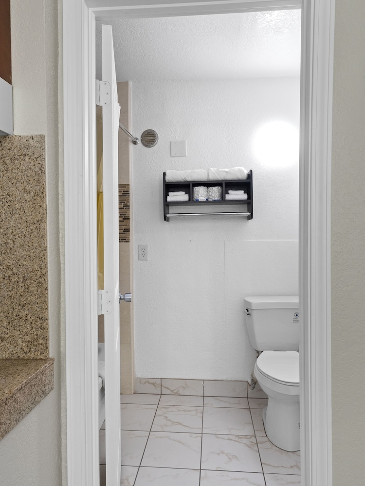 Dream Inn Fresno 46/50