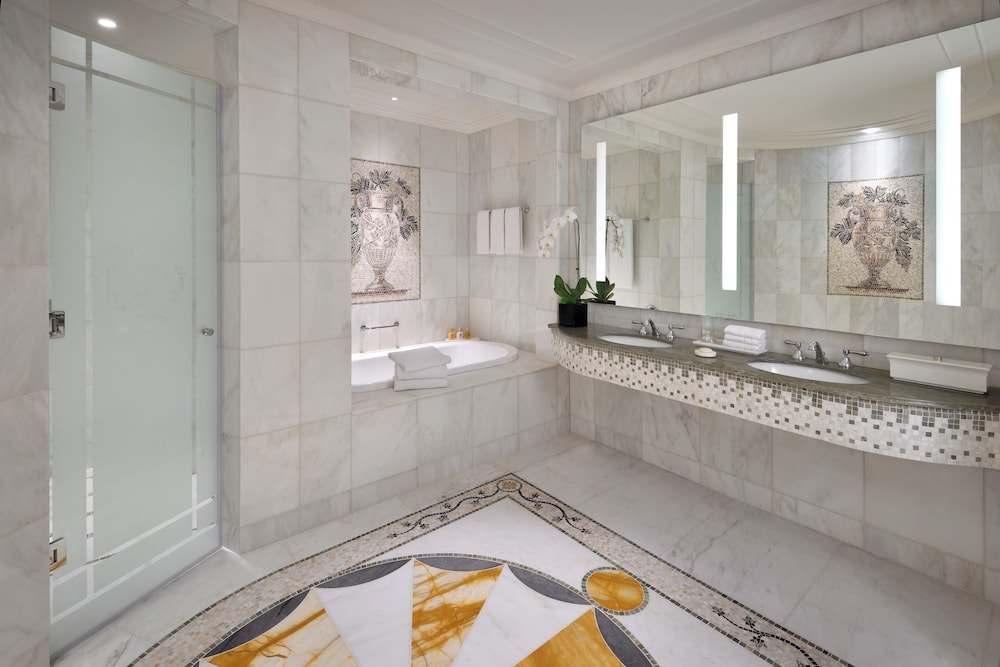 SUPERIOR VERSACE CITY VIEW ROOM