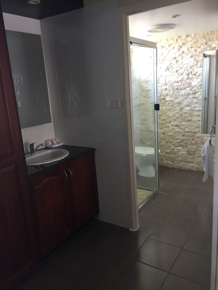 Country Plaza Motor Inn 24/28