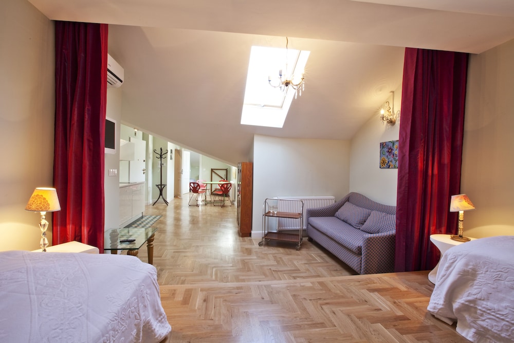 CRYSTAL SUITES CHEZ HELENA 42/64