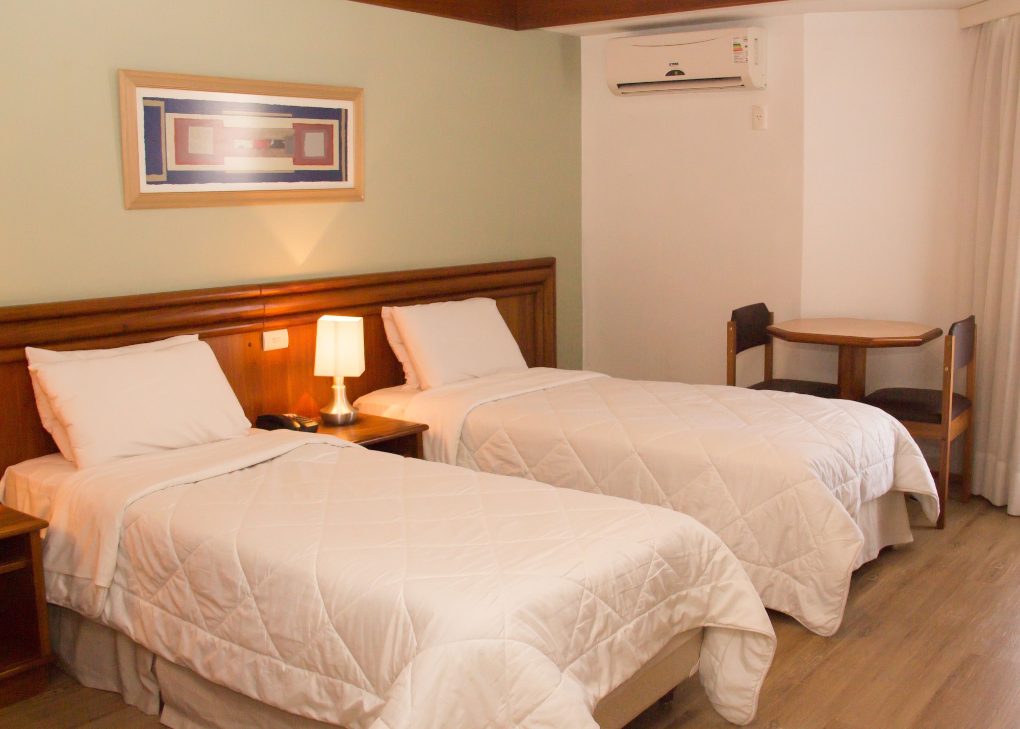LUXURY, TWIN BEDS
