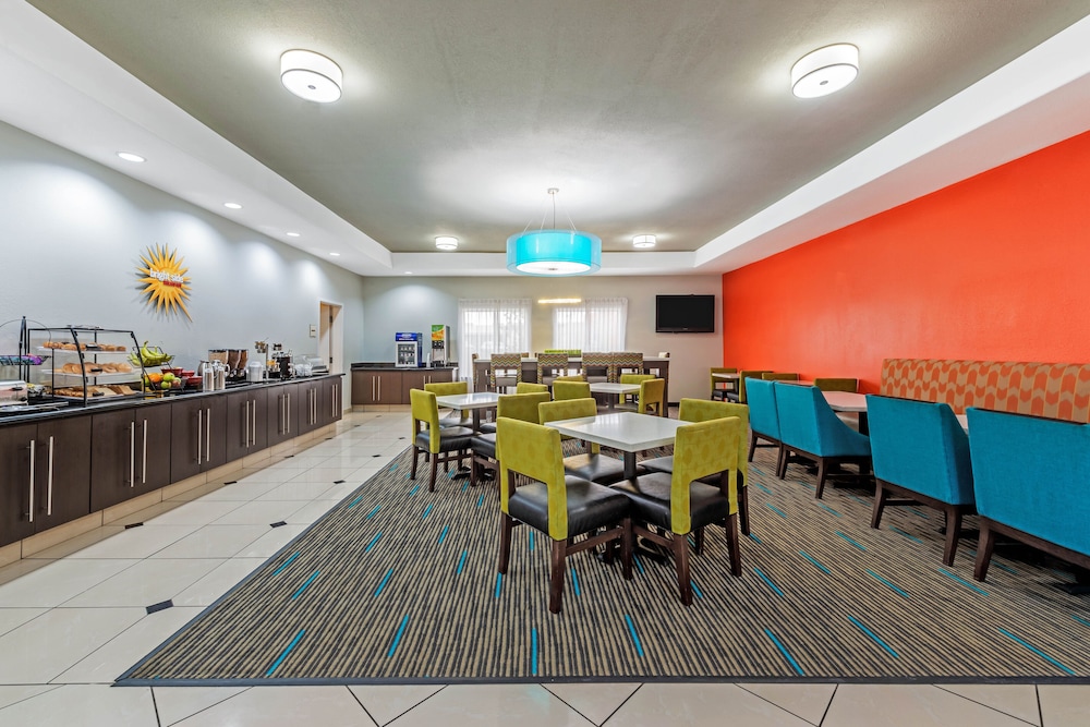 La Quinta Inn & Suites by Wyndham Orange 43/56