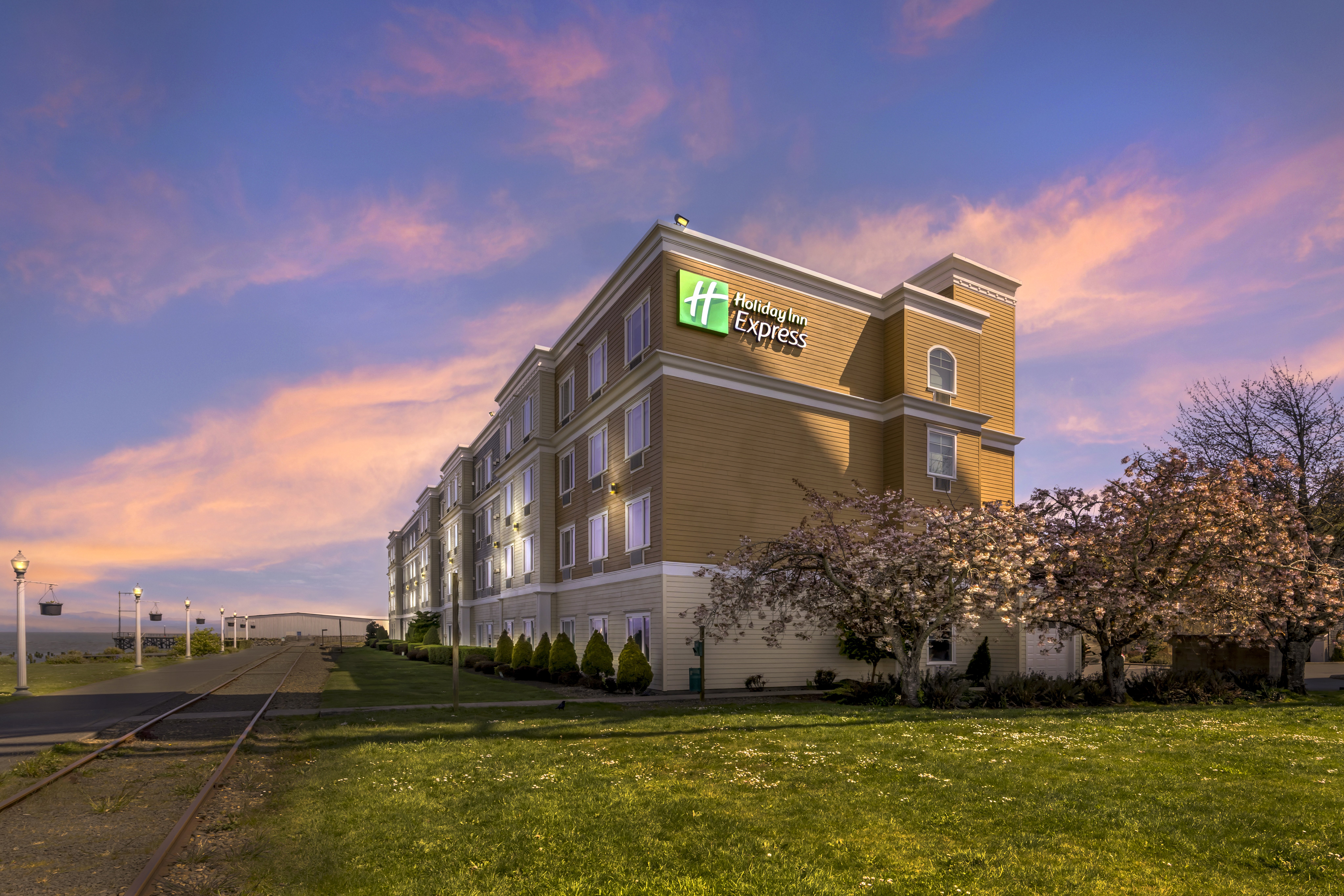 Holiday Inn Express Hotel Suites Astoria 8/69