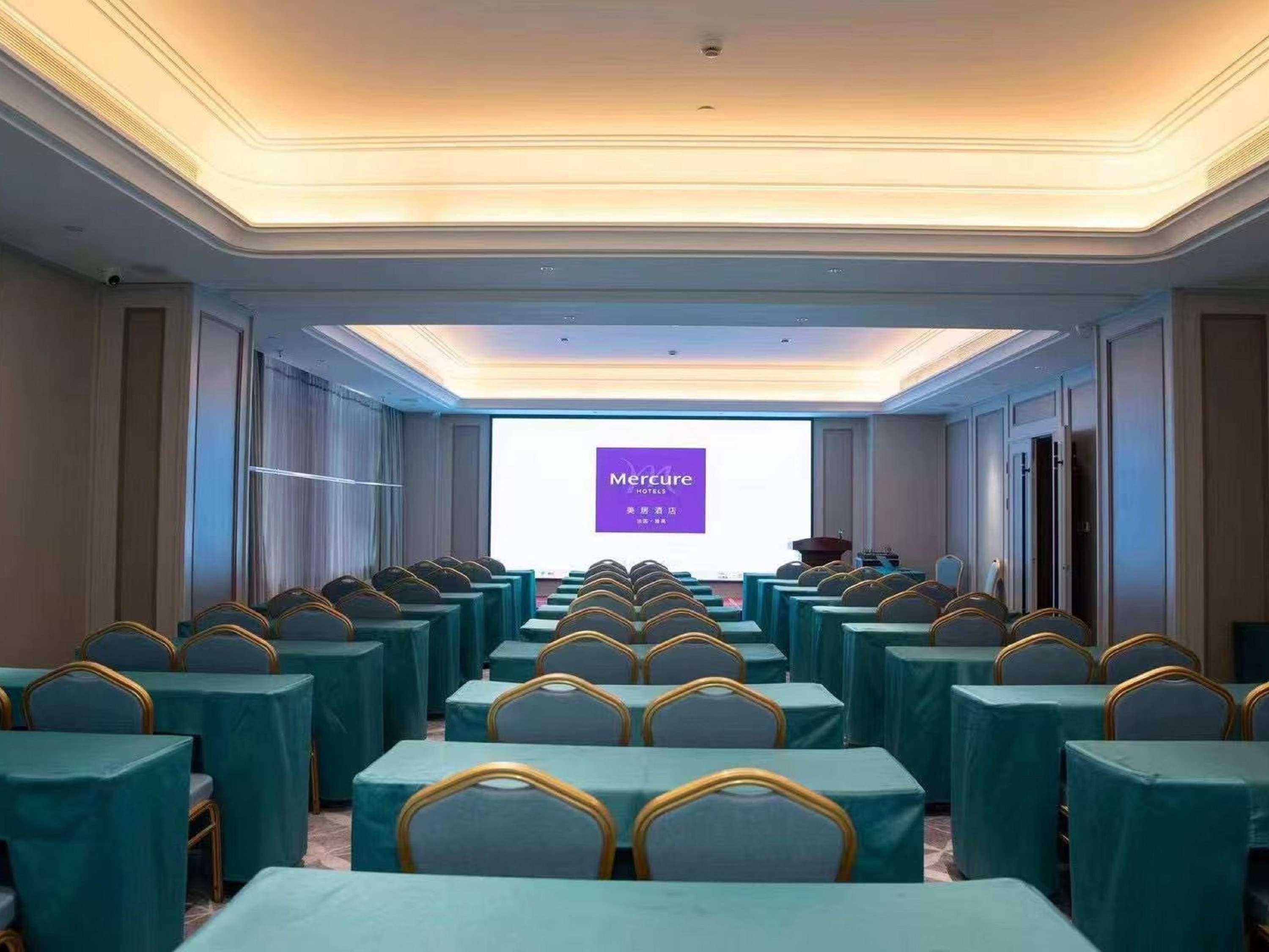 Mercure Xinyang East Railway Station 26/30