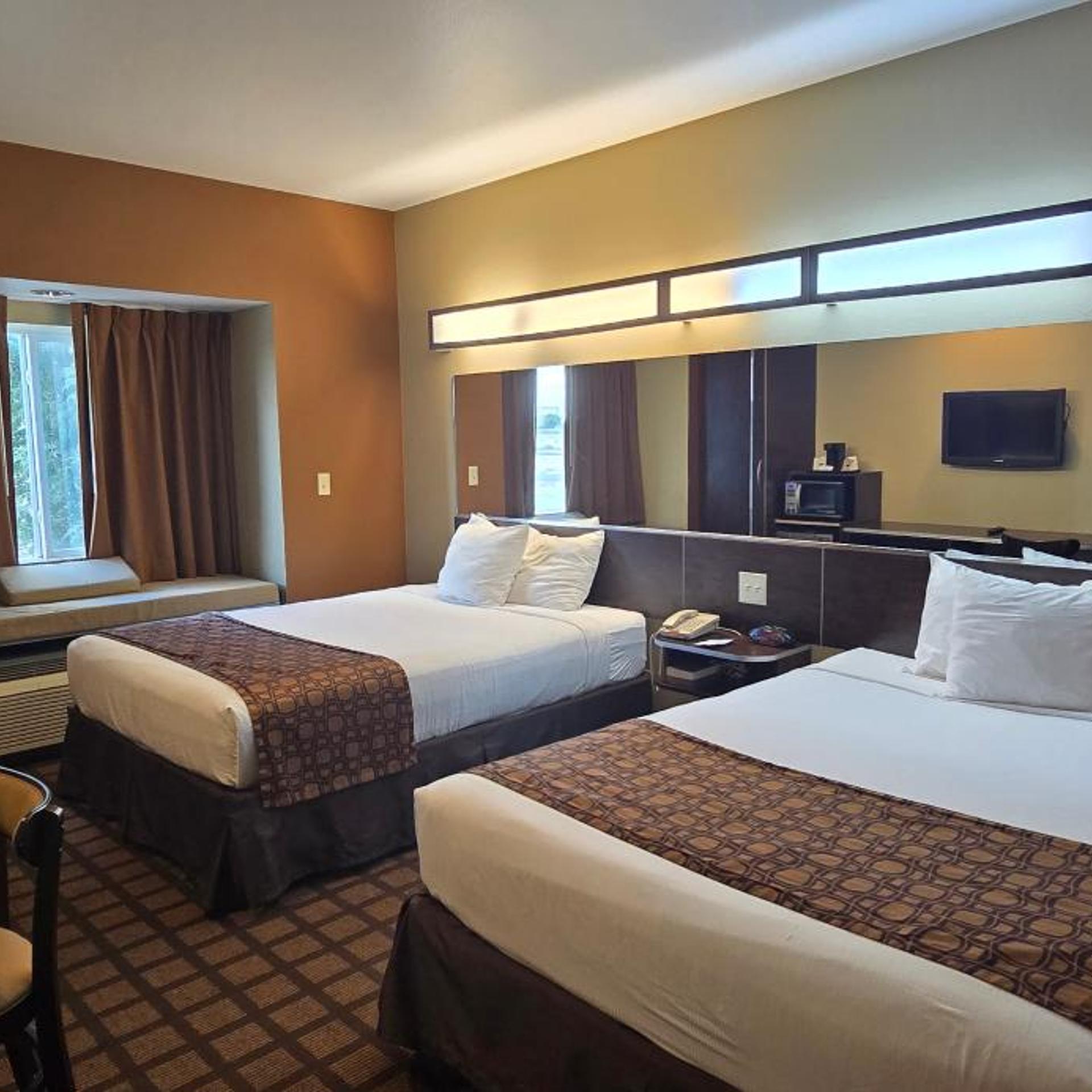 Deluxe, 2 Queen Beds, Accessible