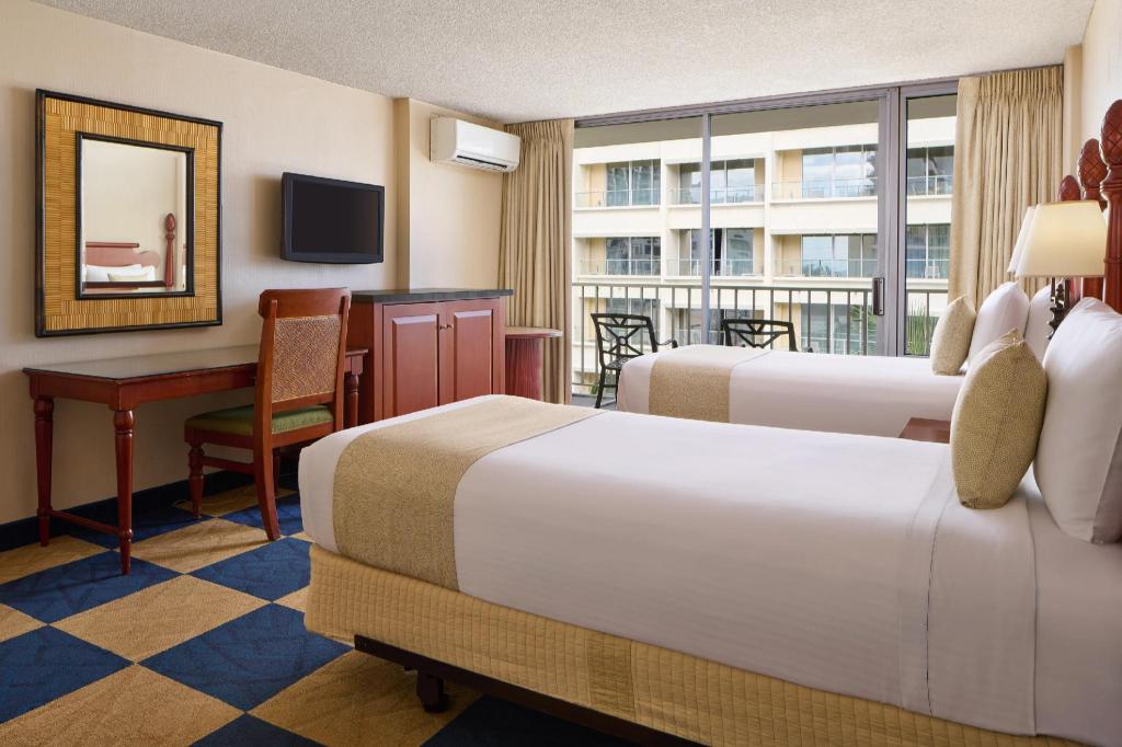 2 BEDROOMS, SUITE, KITCHENETTE