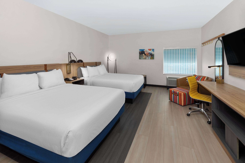 EFFICIENCY, 2 QUEEN BEDS, KITCHENETTE