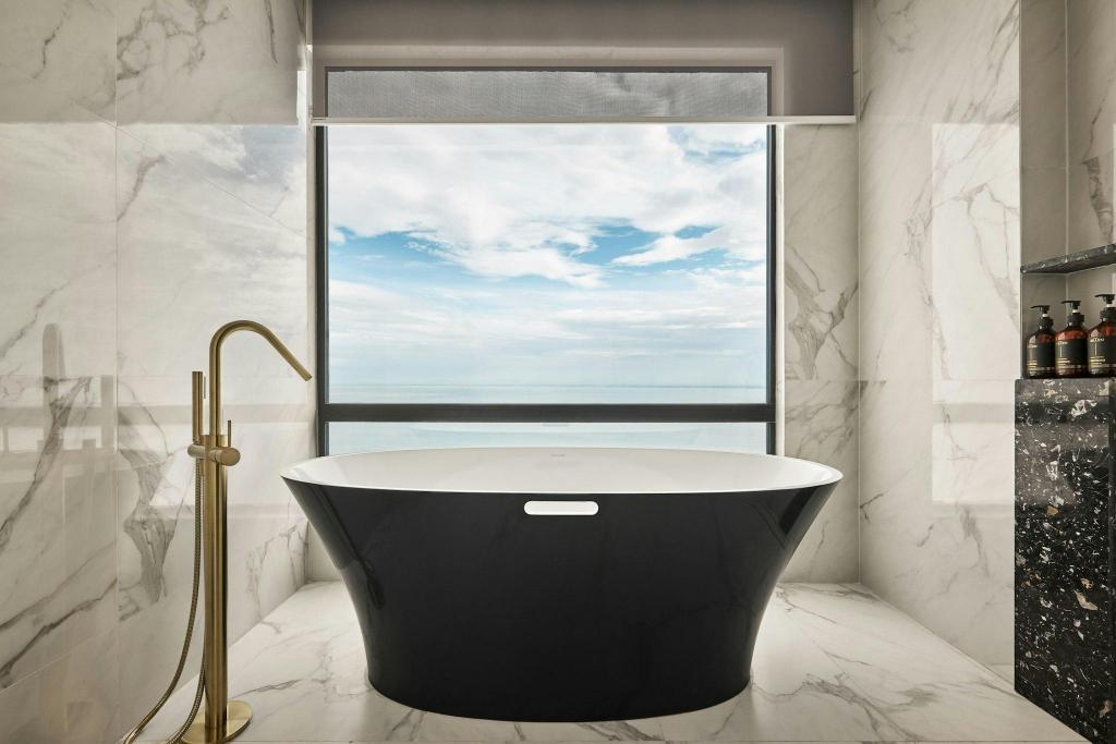 Merchant, Guest Room, Executive, King Bed, Sea View, High Floor، The Millen Penang, Autograph Collection 5/5