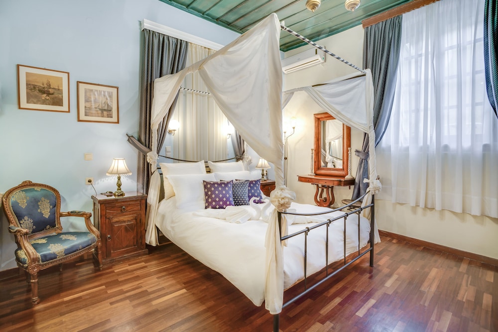QUEEN BED
